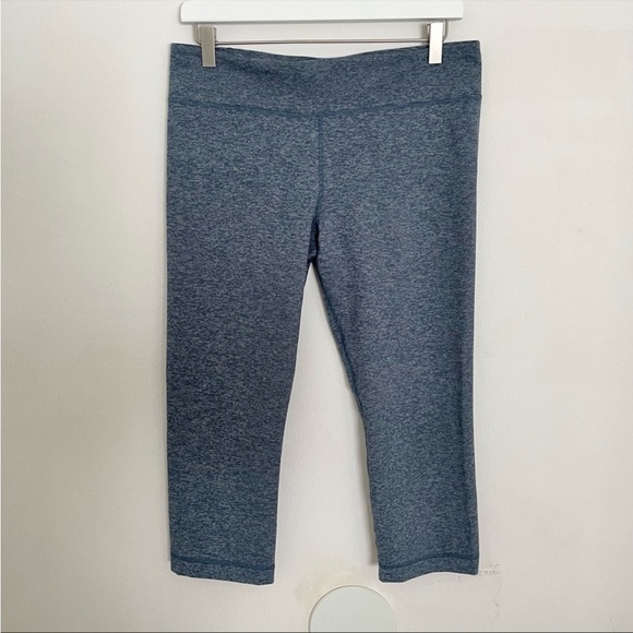 Under Armour StudioLux Capri Leggings - Picture 3 of 9